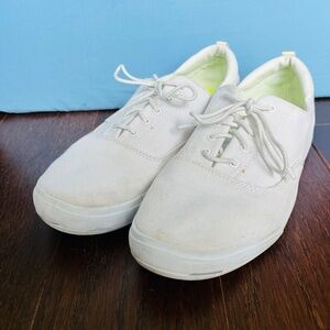 Skechers Men's On-The-Go Canvas Sneakers White, Size 8.5, Good Condition.